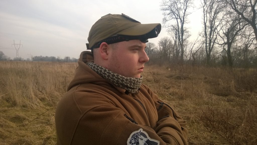 Latarka z biedronki pod czapką 