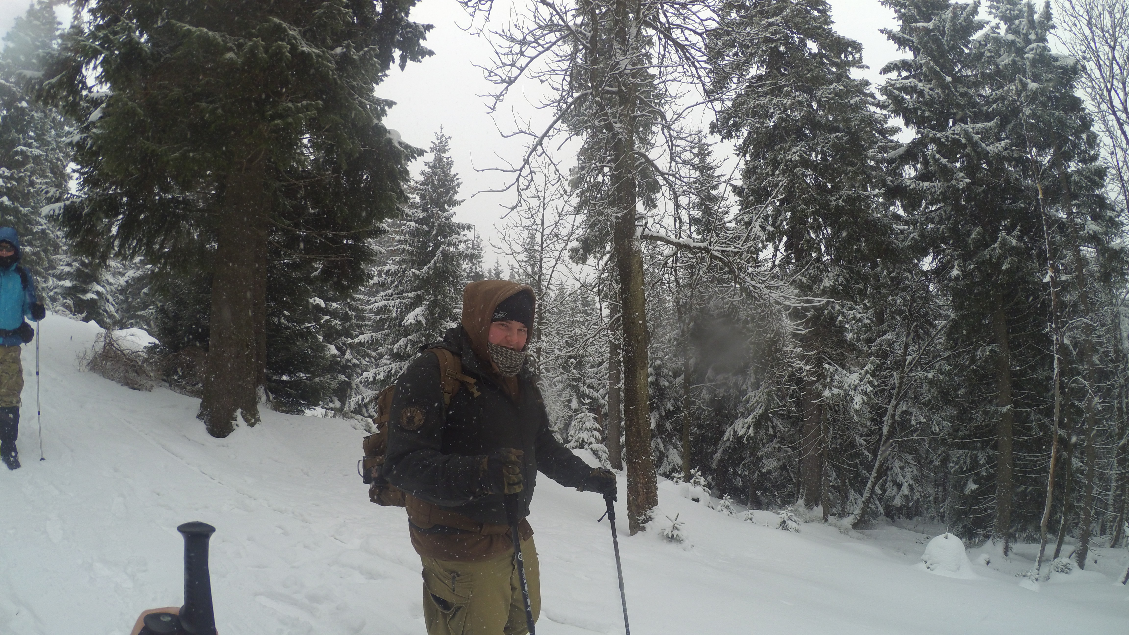 Kije trekkingowe przydają się również podczas zejścia - Gotowy na jutro